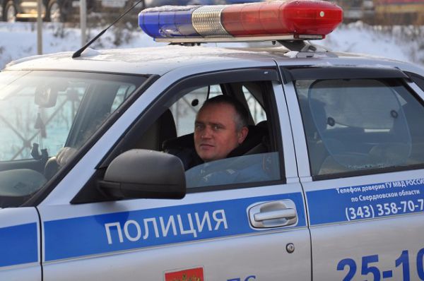 В Каменске-Уральском майор полиции спас потерявшего сознание водителя