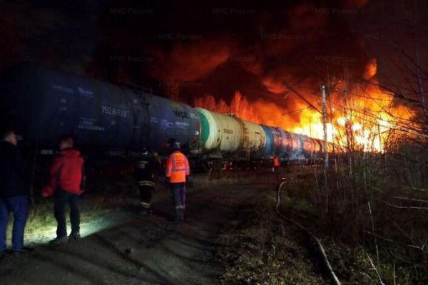 На Свердловской железной дороге сошел с рельсов и загорелся грузовой поезд
