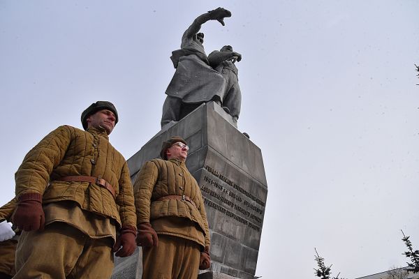 Фоторепортаж: в Екатеринбурге почтили память воинов Уральского добровольческого танкового корпуса