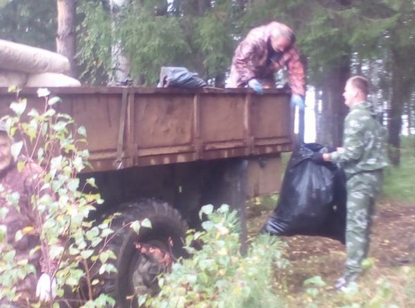 За 2 часа вдоль Черноисточинского пруда собрано 12 тонн мусора
