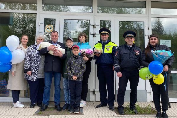 В Ирбите экипаж ДПС помог женщине добраться вовремя до роддома