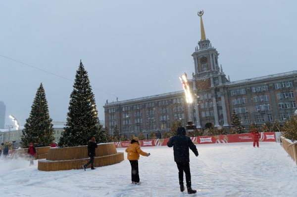 В Екатеринбурге из-за морозов закрылся каток на площади 1905 года