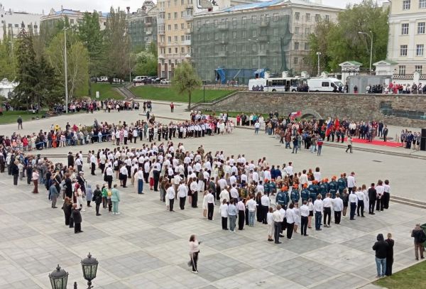 «Вальс Победы» в уральской столице: в праздничном танце закружились студенты, кадеты, школьники и... заместитель губернатора!