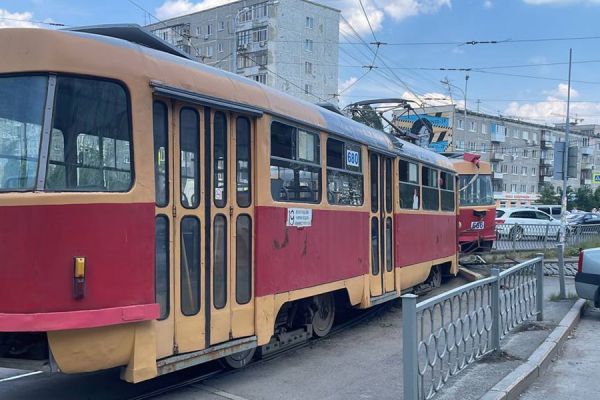 В Екатеринбурге трамвай сошел с рельсов и снес ограждение