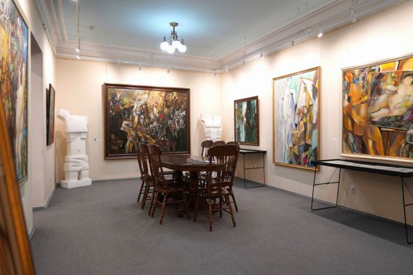 Зал уральского художника Миши Брусиловского вновь принимает посетителей