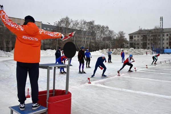 В Екатеринбурге прошли соревнования ветеранов конькобежного спорта. Фото
