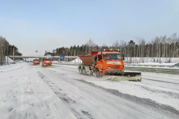 В Свердловской области на дорогах ликвидируют последствия первого снегопада