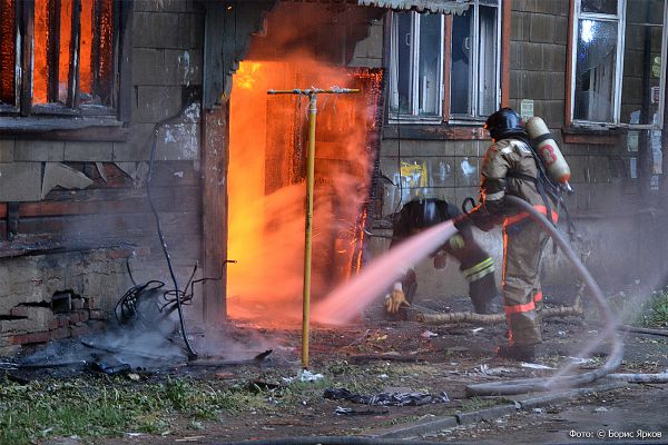Все стремятся помочь: власти и местные жители перечисляют деньги 29 семьям, у которых сгорел дом
