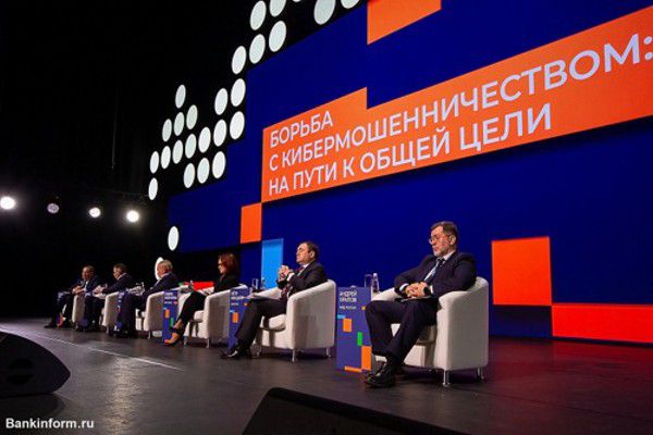 Эксперты предложили ограничить выдачу наличных, чтобы защитить людей от мошенников