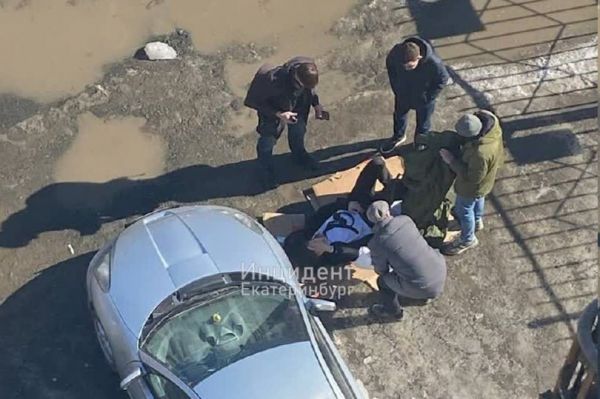 В центре Екатеринбурга на мужчину упала глыба льда