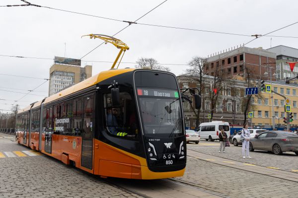 В Екатеринбурге разрисованный вандалами трамвай «Кастор» вышел на линию