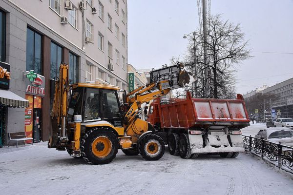 Мэрия Екатеринбурга поручила оперативно устранить последствия ночного снегопада