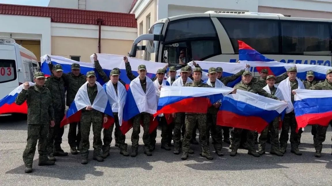 «Будем ждать и дальше добрых вестей». В Свердловскую область из украинского плена возвращаются трое военнослужащих