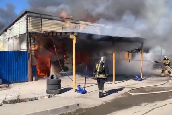 В Екатеринбурге загорелась автомойка на улице Венгерских Коммунаров