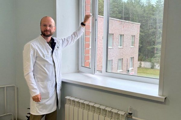 За жизнь ребенка боролись пять суток: свердловские врачи напоминают о безопасности открытых окон в отопительный сезон