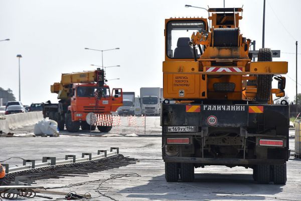 Власти Екатеринбурга заключили контракты на ремонт дорог почти на миллиард рублей