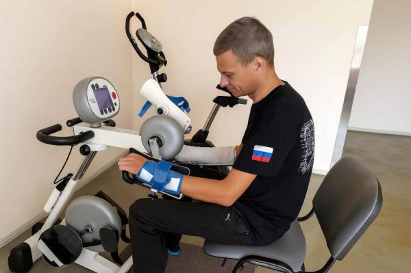 Врач свердловского онкодиспансера мог остаться без руки