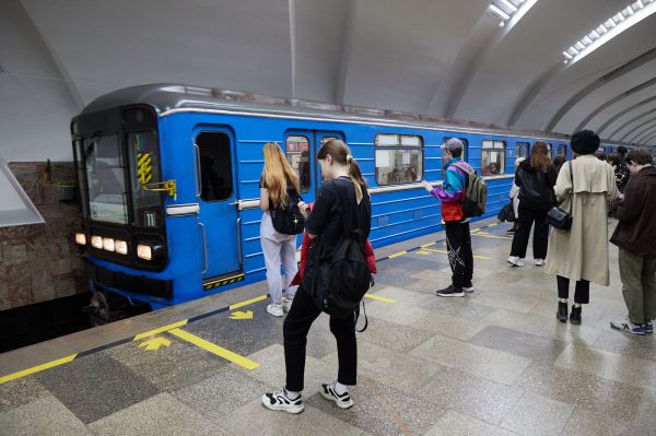 В метро Екатеринбурга остановили движение поездов из-за упавшего на рельсы человека