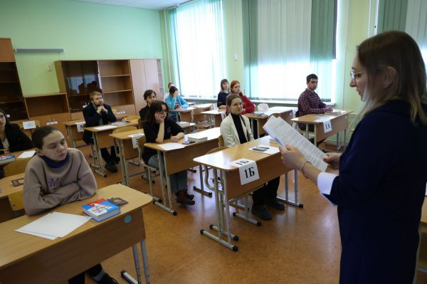 В Свердловской области досрочно сдадут экзамены 372 выпускника