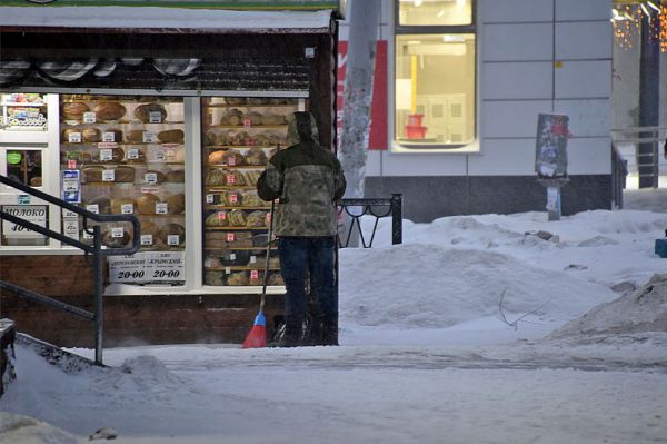 Полицейские проверят жалобы жителей Октябрьского района на агрессивного дворника