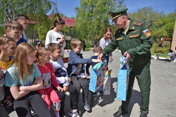 Волонтеры и военнослужащие ЦВО поздравили детей Донбасса с праздником. Фото