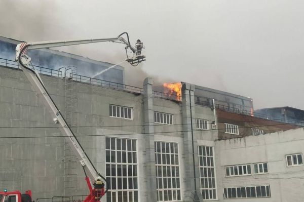 Спасатели потушили пожар на трубном заводе в Каменске-Уральском