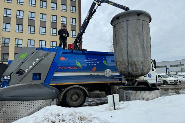 В Екатеринбурге  вышел на линию новый сверхмощный  мусоровоз