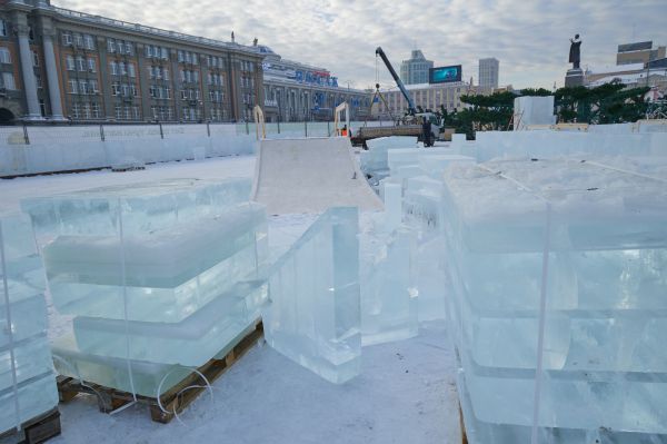 В Екатеринбурге начал таять ледовый городок на площади 1905 года