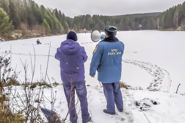 Спасатели просят свердловчан не выходить на лёд