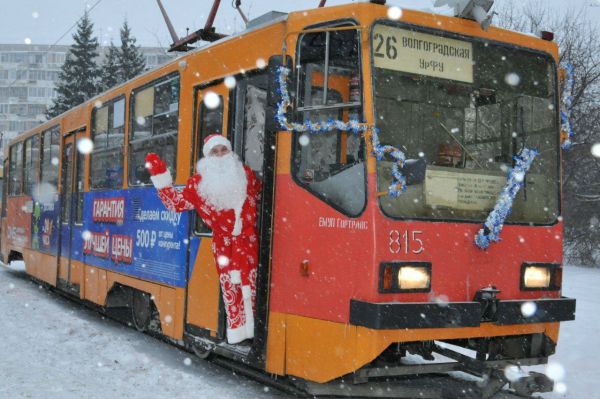 Дед Мороз в Екатеринбурге катает пассажиров не на оленях, а на трамвае