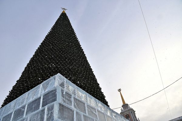 В ледовом городке на площади 1905 года установят искусственную ель