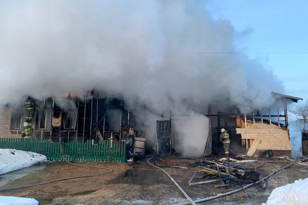 В Тавде пожарный инспектор спас двух человек из горящего дома