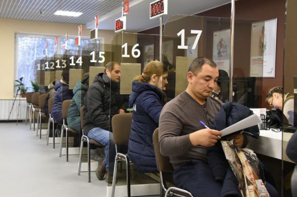 Екатеринбургский экономист рассказал, стоит ли скупать доллары