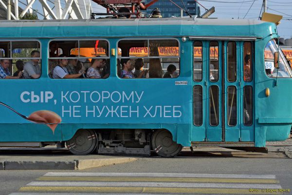 В Екатеринбурге трамвай №13 сошел с рельсов