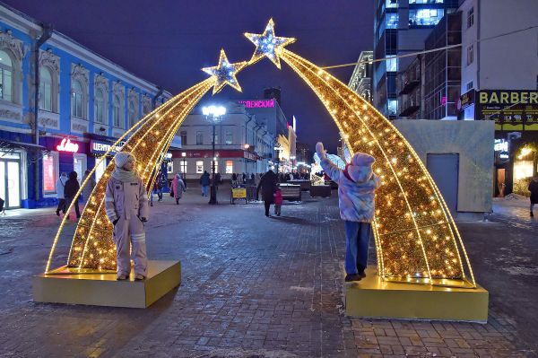 Мэр Екатеринбурга зажег на Вайнера корабль с алыми парусами и гигантского медведя