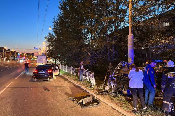 В Екатеринбурге водитель Mazda разбился насмерть, влетев в забор