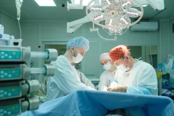 Гигантскую опухоль весом более 60 килограммов удалили у уральца