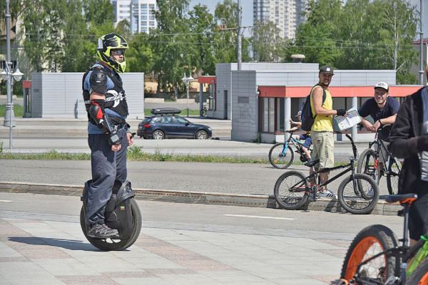 В школах будут изучать правила езды на самокатах