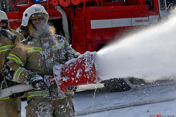 Прокуратура проверит обстоятельства пожара в доме на Уктусе, где проживала семья из 17 человек