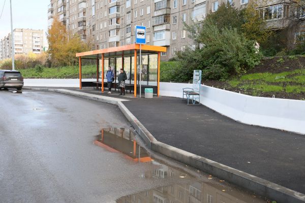 В Нижнем Тагиле на обновленной улице установили семь современных остановок