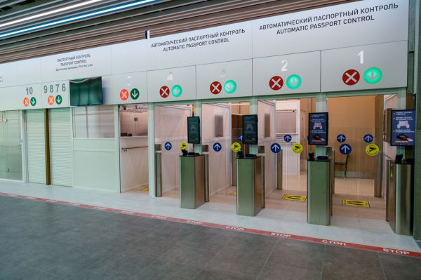 «В подарок родственникам». Пассажирка рейса «Екатеринбург — Тбилиси» пыталась вывезти из России более килограмма черной осетровой икры