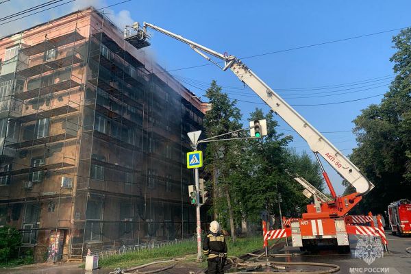 В Екатеринбурге загорелась крыша жилого дома на Первомайской