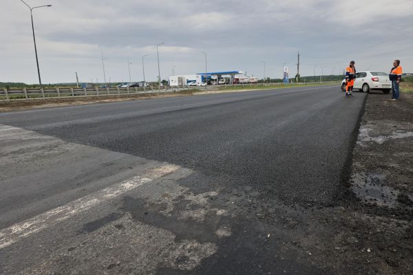 В Свердловской области уложили первый километр дорожного покрытия на трассе М-12