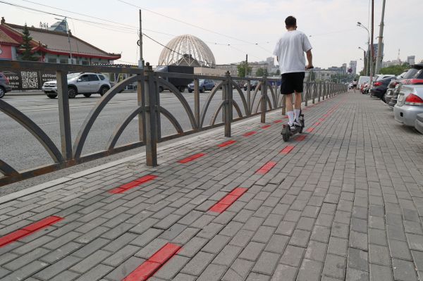 В Екатеринбурге самокатчика сбило колесом, которое отлетело от автобуса