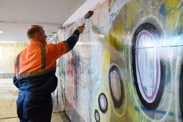 Коммунальщики Екатеринбурга объявили «войну» нелегальным граффити. Фото