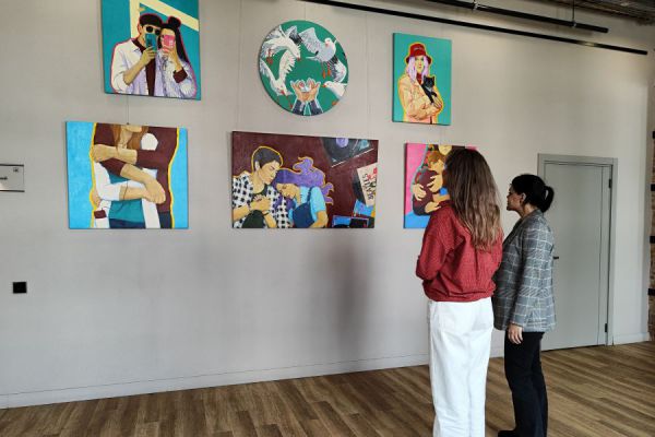 Живопись вместо смартфона. Уральская художница Дарья Заитова представила свои «Моменты» в «Домне»