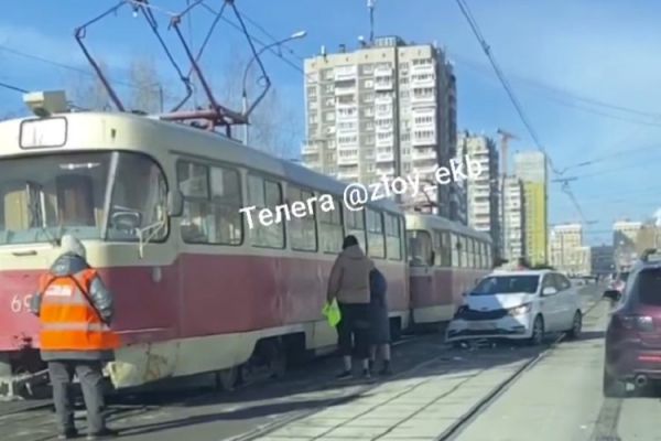 На ВИЗе из-за дорожной аварии встали трамваи