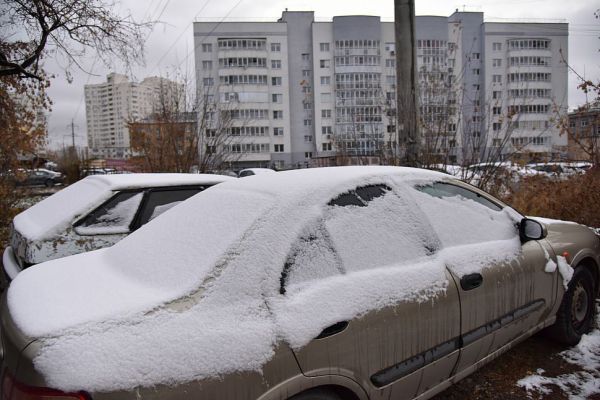 Двое мужчин среди бела дня вскрыли дверь в подъезде жилого дома ломом