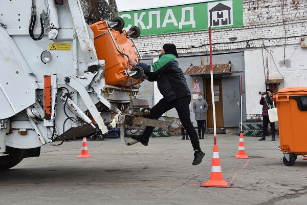 Фоторепортаж: в Екатеринбурге прошли гонки на мусоровозах