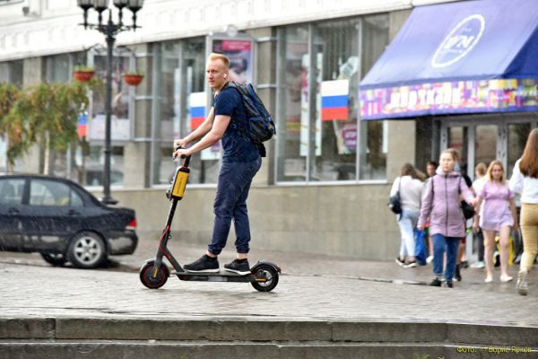 В Екатеринбурге следователи возбудили дело о наезде самокатчика на пенсионерку